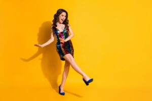 Danseuse portant des chaussures heels sur une piste de danse